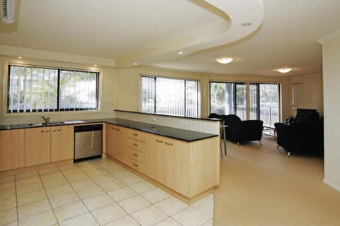 Millenium, Unit 101, Cnr Head & West Sts - Accommodation Gladstone 3