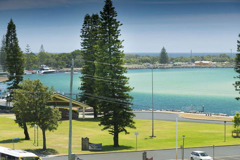 Mirage, Unit 502 6-8 Manning Street - Accommodation Gladstone 1