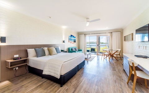 Moby Dick Waterfront Resort Motel - Accommodation Gladstone 1