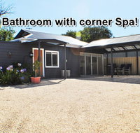 MODERN  LUXURIOUS WITH SPA BATH - Accommodation Gladstone
