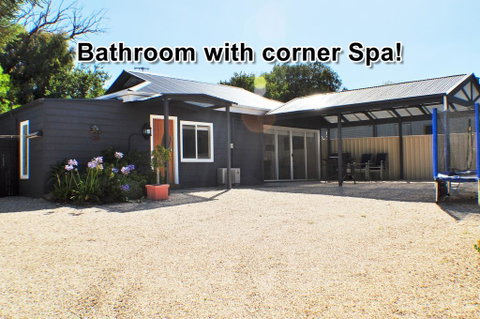 MODERN & LUXURIOUS WITH SPA BATH! - Accommodation Gladstone 0