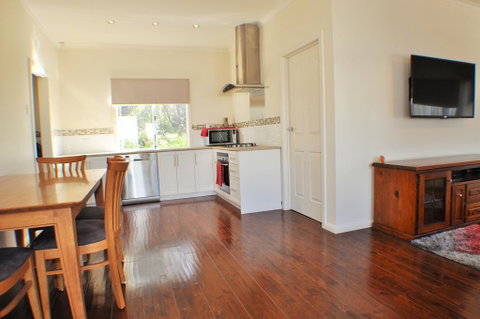 MODERN & LUXURIOUS WITH SPA BATH! - Accommodation Gladstone 1