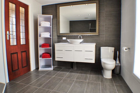 MODERN & LUXURIOUS WITH SPA BATH! - Accommodation Gladstone 3