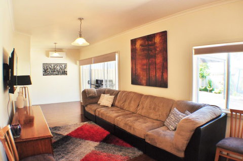MODERN & LUXURIOUS WITH SPA BATH! - Accommodation Gladstone 2