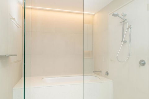 Modern 2 Bedroom Apartment In Darling Harbour - Accommodation Gladstone 2