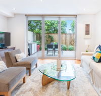 Modern apartment with large courtyard and short walk to Bondi Beach - Accommodation Gladstone