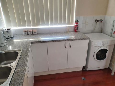 Modern Cosy Studio Close To QEH + Adelaide CBD + Airport + Beaches - Accommodation Gladstone 3