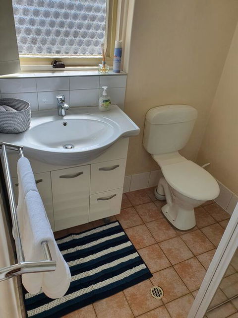 Modern Cosy Studio Close To QEH + Adelaide CBD + Airport + Beaches - Accommodation Gladstone 1