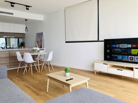Modern Designer 2BR Apartment Near Airport & Beach - Accommodation Gladstone 2