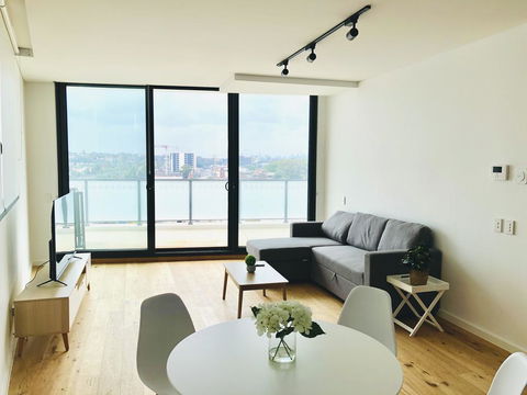 Modern Designer 2BR Apartment Near Airport & Beach - Accommodation Gladstone 1
