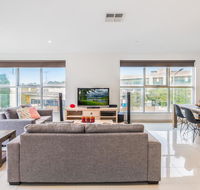 Modern Unit With Balconies Near Melbourne Airport - Accommodation Gladstone