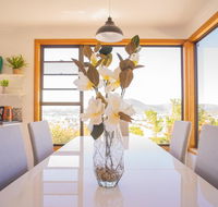 Moonah House-10 mins to CBD  MONA 4BR 2 BATH great view park 3 cars sleep 11 king bed en-suite - Accommodation Gladstone