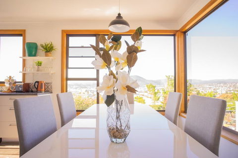 Moonah House-10 Mins To CBD & MONA, 4BR, 2 BATH, Great View, Park 3 Cars, Sleep 11, King Bed, En-suite - Accommodation Gladstone 0