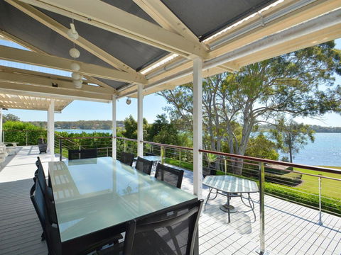 Morisset Bay Waterfront Views Lake House Looking Over Trinity Marina - Accommodation Gladstone 0