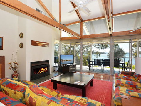 Morisset Bay Waterfront Views Lake House Looking Over Trinity Marina - Accommodation Gladstone 1