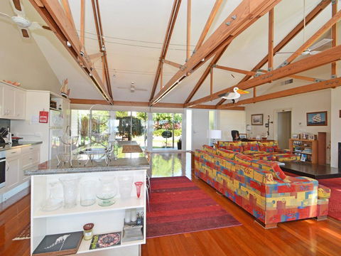 Morisset Bay Waterfront Views Lake House Looking Over Trinity Marina - Accommodation Gladstone 2
