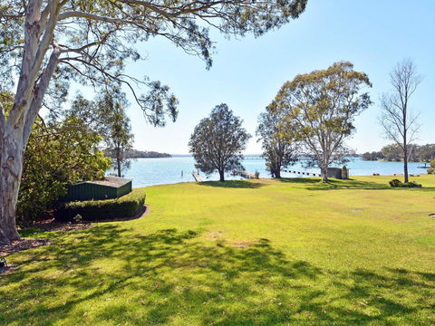 Morisset Bay Waterfront Views Lake House Looking Over Trinity Marina - Accommodation Gladstone 3