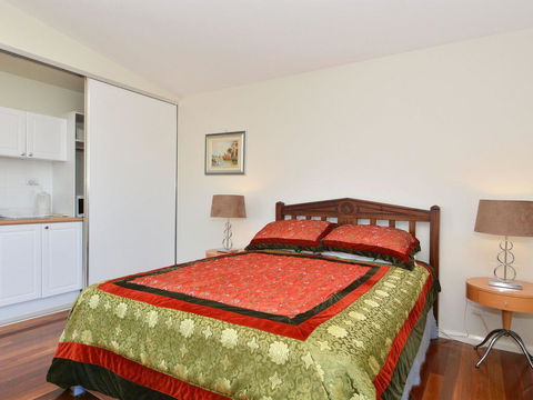 Morisset Waterfront 1bdr Studio Looking Over Trinity Marina - Accommodation Gladstone 3
