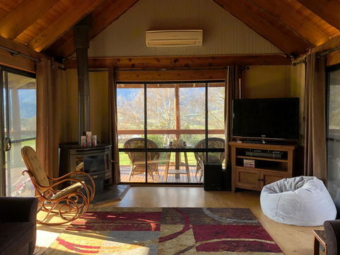 Mountain Grass Lodge (2 Bedroom) - Accommodation Gladstone 2