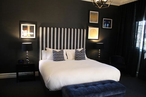 Mrs Banks Hotel - Accommodation Gladstone 0