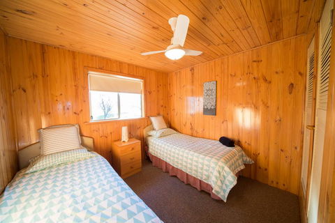 Mundic Waterfront Cottages - Accommodation Gladstone 3
