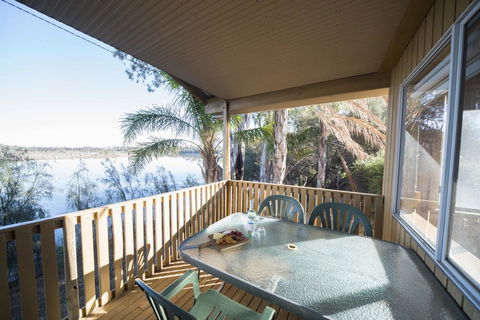 Mundic Waterfront Cottages - Accommodation Gladstone 0