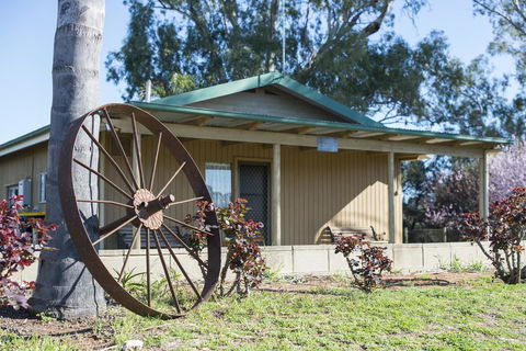 Mundic Waterfront Cottages - Accommodation Gladstone 1