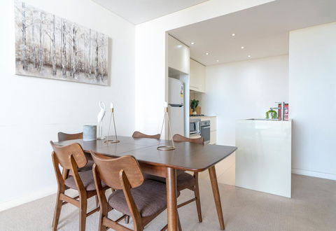 MWP25-Comfy 2 Bedroom Apt In Wentworth Point - Accommodation Gladstone 1