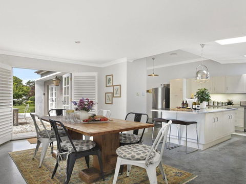 Nattai Lodge - House & Cottage In Beautiful Garden - Accommodation Gladstone 1