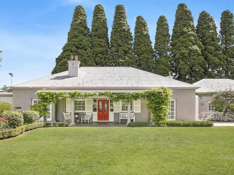 Nattai Lodge - House & Cottage In Beautiful Garden - Accommodation Gladstone 0