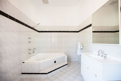 Captain Stirling Hotel - Accommodation Gladstone 26