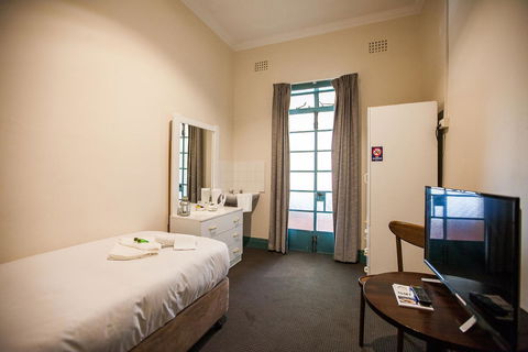 Captain Stirling Hotel - Accommodation Gladstone 3