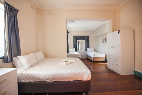 Captain Stirling Hotel - Accommodation Gladstone 2
