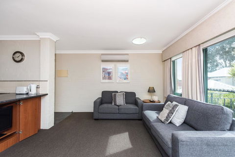 Subiaco Village 20 - Accommodation Gladstone 4