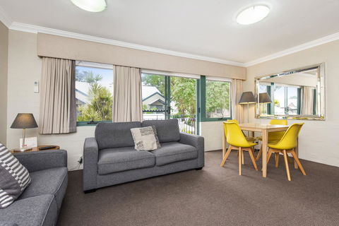 Subiaco Village 20 - Accommodation Gladstone 2