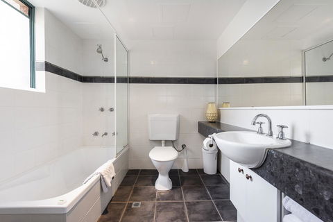 Subiaco Village 20 - Accommodation Gladstone 15