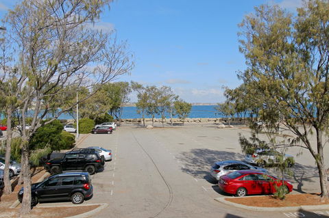 Hillarys Marina Apartment - Accommodation Gladstone 0