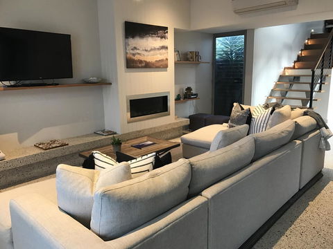 The Urban Beach House - Accommodation Gladstone 5