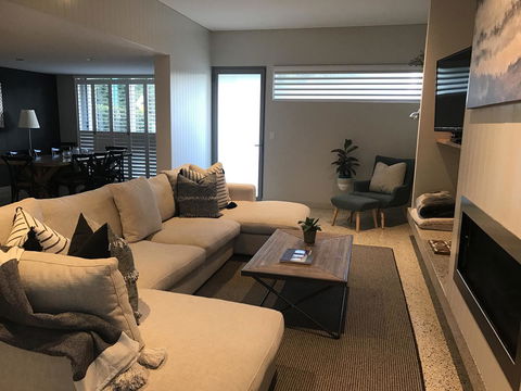 The Urban Beach House - Accommodation Gladstone 3