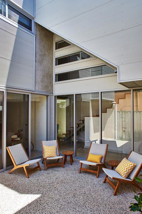 The Urban Beach House - Accommodation Gladstone 11