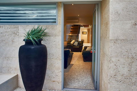 The Urban Beach House - Accommodation Gladstone 6