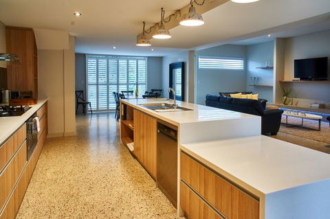 The Urban Beach House - Accommodation Gladstone 8