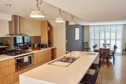 The Urban Beach House - Accommodation Gladstone 4