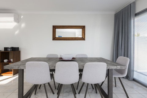 Cottesloe Beach House II - Accommodation Gladstone 5