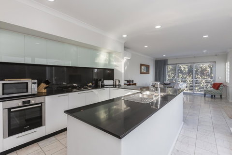Cottesloe Beach House II - Accommodation Gladstone 2