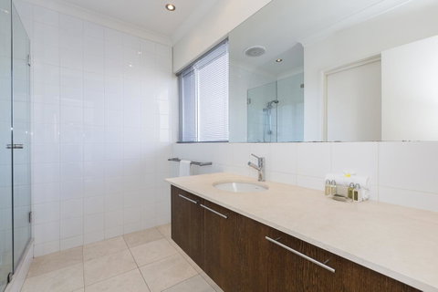 Cottesloe Beach House II - Accommodation Gladstone 18