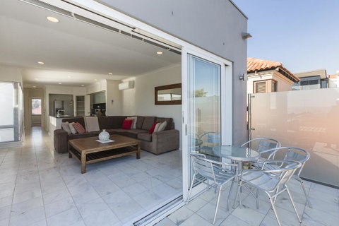 Cottesloe Beach House II - Accommodation Gladstone 12