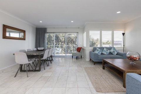 Cottesloe Beach House II - Accommodation Gladstone 0