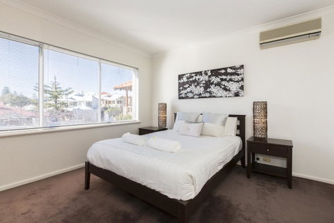 Cottesloe Beach House II - Accommodation Gladstone 14