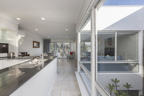 Cottesloe Beach House II - Accommodation Gladstone 3